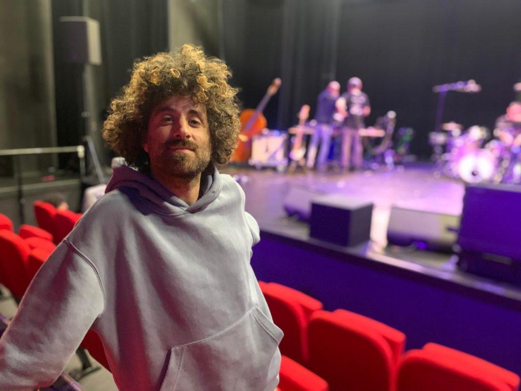 Gio Evan, parrain du Fimu, à l'occasion de son arrivée à Belfort le 15 mai. | ©Le Trois - E.C. 