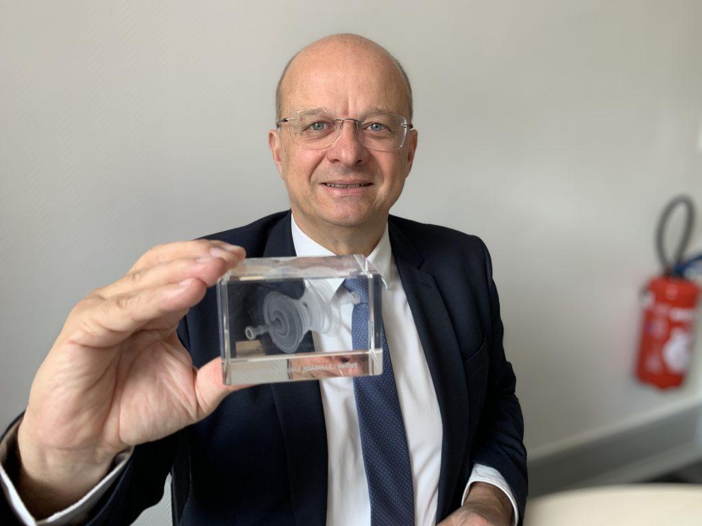Christophe Grudler est réélu comme eurodéputé, en photo avec la turbine Arabelle. | ©Le Trois - E.C. 