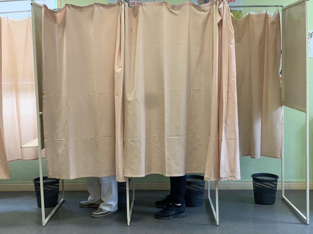 Acte de vote, dans un bureau de Belfort. | ©Le Trois – illustration