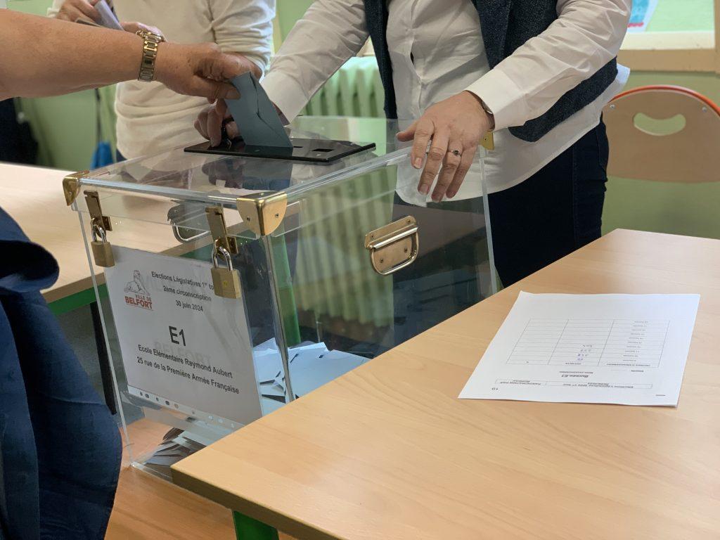 Acte de vote, dans un bureau de Belfort. | ©Le Trois – illustration