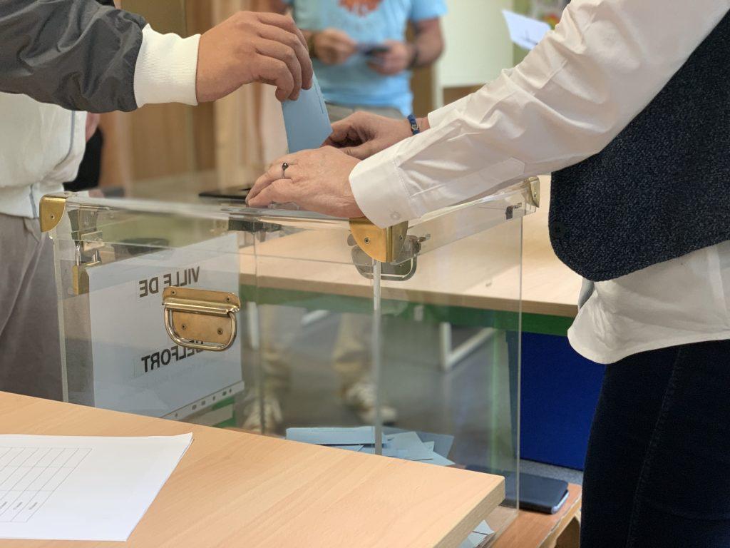 Acte de vote, dans un bureau de Belfort. | ©Le Trois – illustration