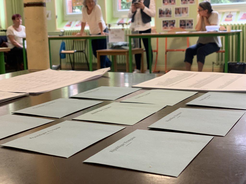 Acte de vote, dans un bureau de Belfort. | ©Le Trois – illustration