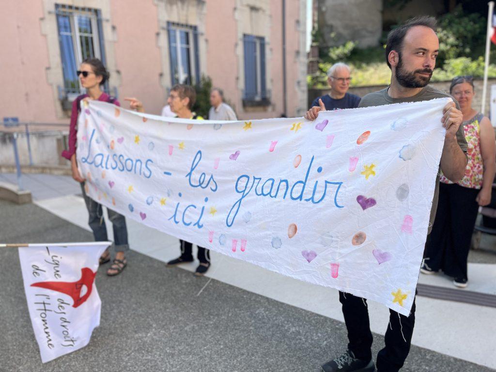 La banderole a été déployé dans la cour de la préfecture. | Le Trois - H.G.