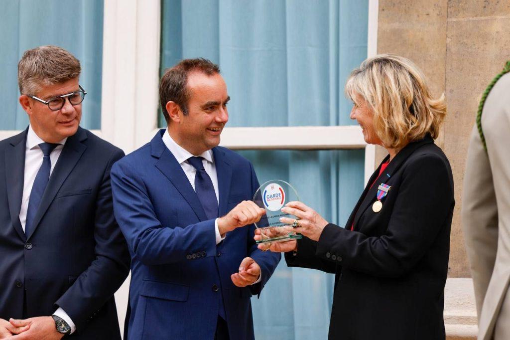 Sébastien Lecornu, ministre des Armées, remet à Laure Viellard, directrice de l'Esta, le prix de la Garde nationale 2023, en compagnie de Cédric Perrin, sénateur LR du Territoire de Belfort. | ©DR