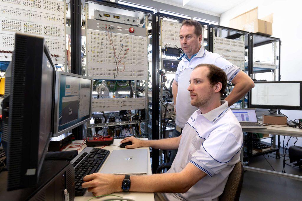 Opération d’ingénierie à l'usine Stellantis de Rüsselsheim, en Allemagne. | ©Stellantis