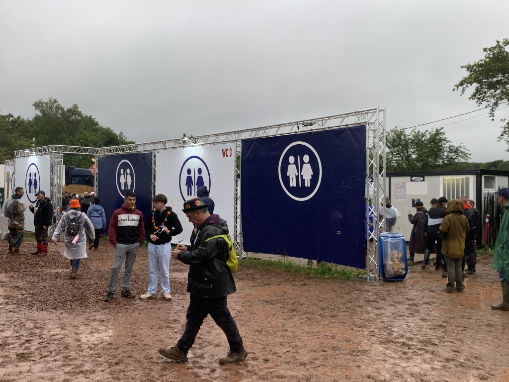 Les Eurocks ont opté pour des toilettes pour des espaces sanitaires mixtes. | ©Le Trois – Thibault Quartier