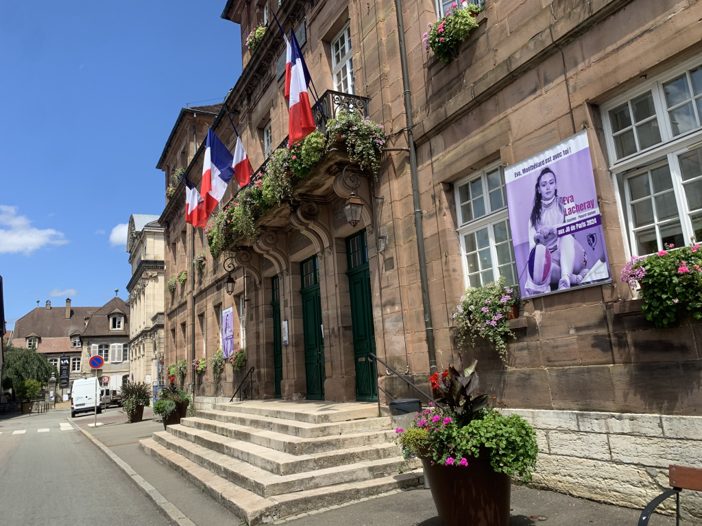 La mairie de Montbéliard affiche son soutien à Éva Lacheray sur ses murs. | ©Le Trois – Thibault Quartier