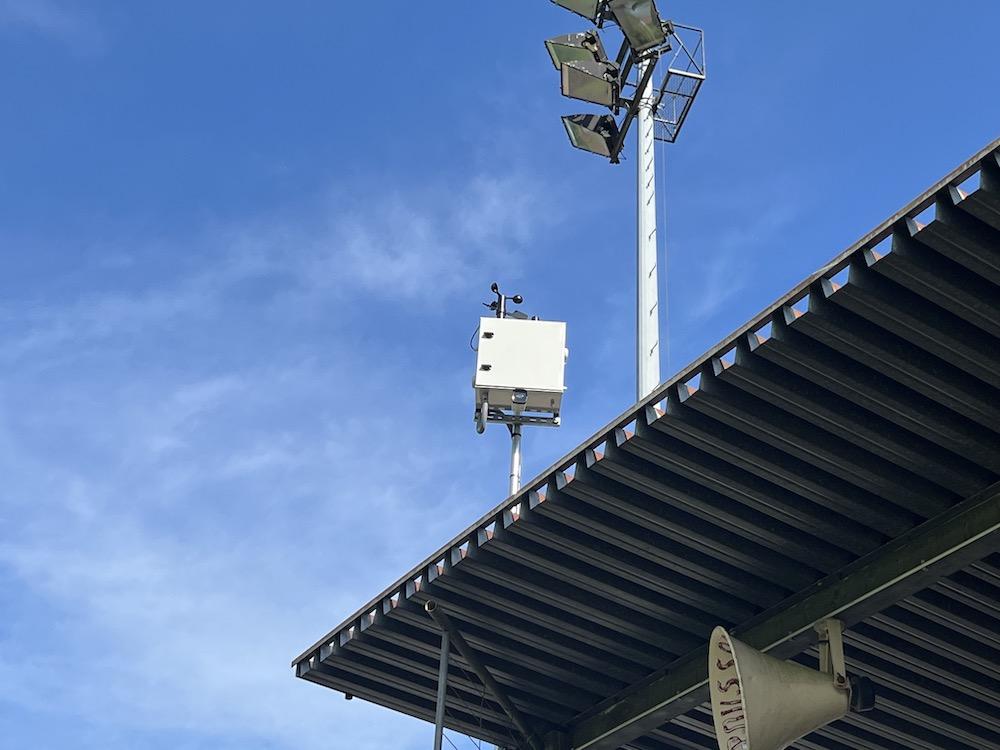 À Valdoie, les hélicoptères de secours peuvent atterrir sur le stade. Pour faciliter l’opération, un nouveau dispositif, le système E-boo. | ©Le Trois – Hugo Guéritaine