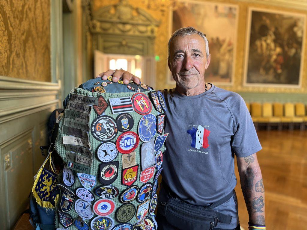 Jean-Louis Martinez porte tous les jours son sac qui pèse 20 kg. | © Le Trois - H.G.