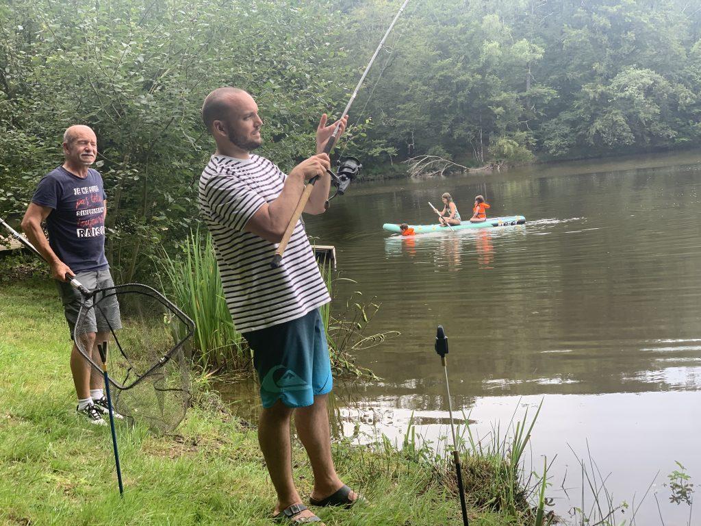 Benjamin Bourgeot a loué un étang à Esboz-Brest, en Haute-Saône, auprès de la plateforme Rentalake, pour une journée avec ses proches. | ©Le Trois – Thibault Quartier
