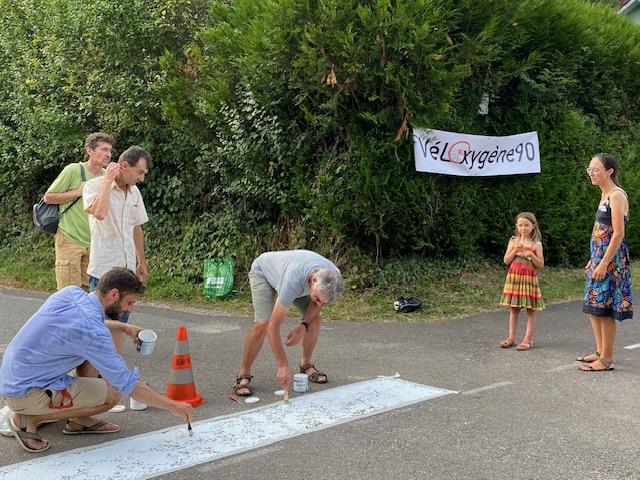 Le 30 août, Veloxygène a tracé un stop sur un axe de Bavilliers pour alerte sur le manque de signalisation d'une zone dangereuse, qui croise la Coulée verte. | ©Veloxygène 90