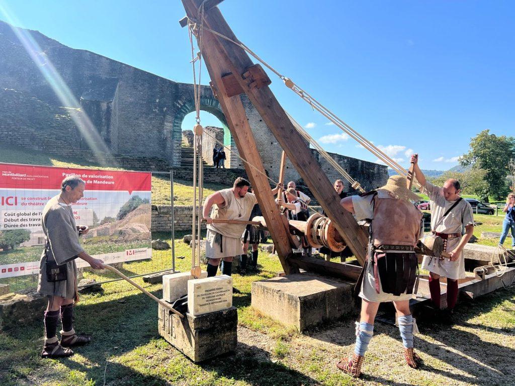 Le 21 septembre 2024, la première pierre du pavillon de valorisation du théâtre gallo-romain de Mandeure. | ©Pays de Montbéliard Agglomération