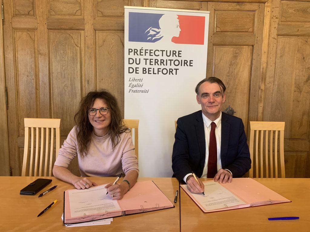 Sandrine Janiaud-Larcher, maire de Delle, et Raphaël Sodini, préfet du Territoire de Belfort, le 25 octobre 2025. | ©Le Trois – Thibault Quartier