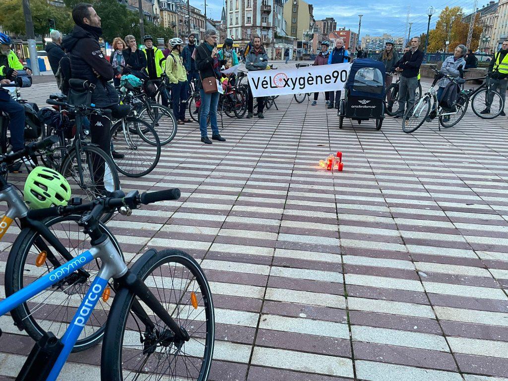 À l’appel de l’association Véloxygène 90, une centaine de cyclistes se sont réunis ce vendredi 18 octobre pour rendre hommage à Paul Varry, tué mardi par un automobiliste, à Paris. 