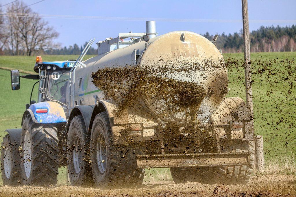 Épandage de lisier par un tracteur. | ©Alexander Fox | PlaNet Fox de Pixabay