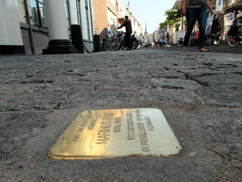 Les premiers pavés de la mémoire Stolpersteine® ont été posés dans les années 1990 en Allemagne. | ©CC BY-SA 2.0 – 
Joop van Dijk