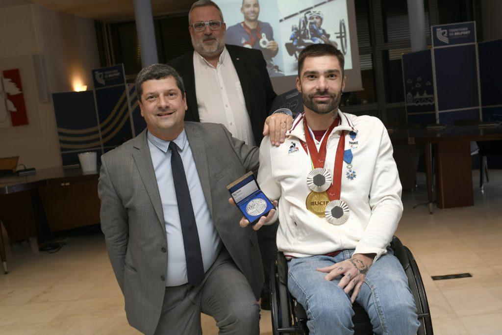 Le para-athlète Johan Qaile, double médaillé de Paris 2024, honoré par le conseil départemental du Territoire de Belfort. | ©CD 90 – Jean-François Lami