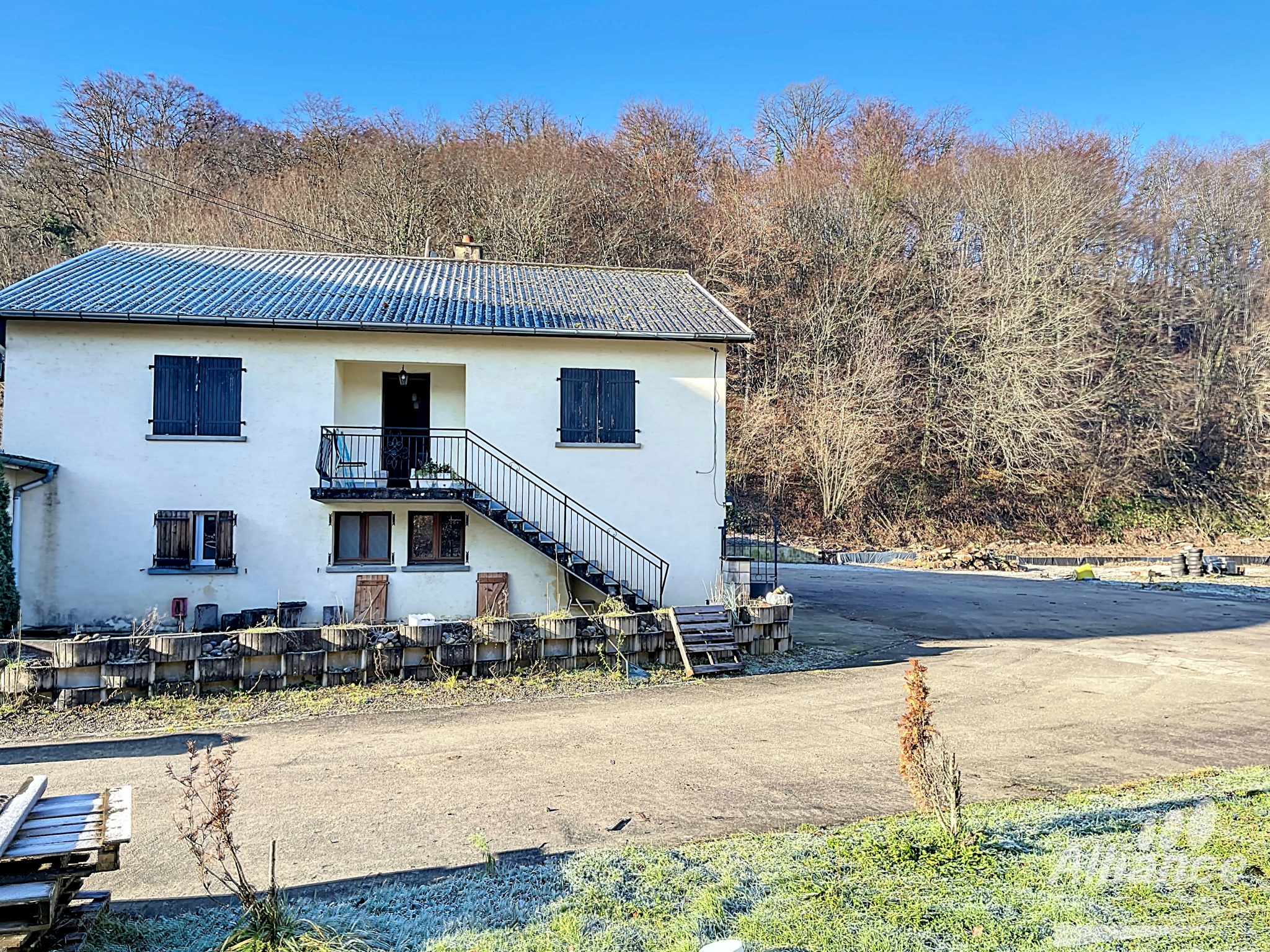 une maison d&rsquo;habition avev hangar environ 800m2 sur 6418m2