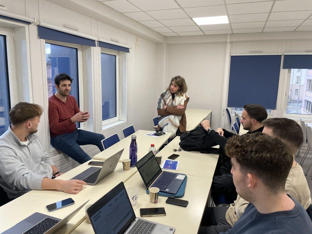 L'équipe du Trois rencontre l'une des équipes du CXI Challenge qui doit réfléchir aux problématiques de notre média. | ©Namkin