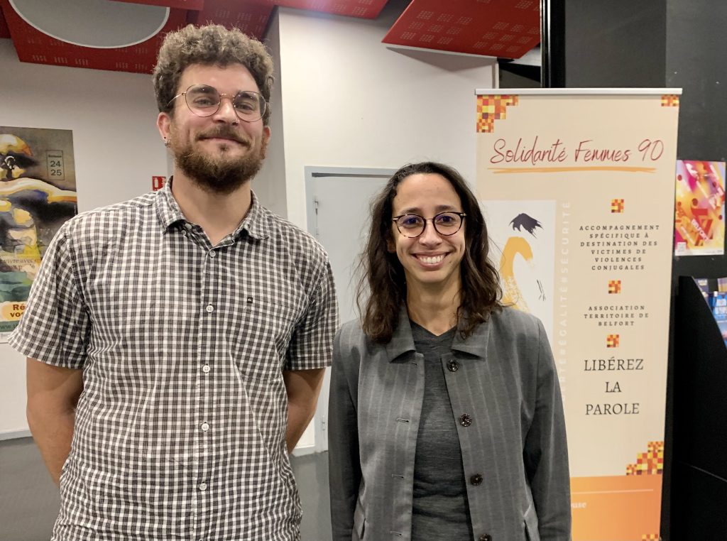 Théo Coutance, animateur du pole prévention de Solidarité Femmes 90 et Annissa Quotb, animatrice en charge des couloirs de la violence amoureuse. | ©Le Trois - E.C. 