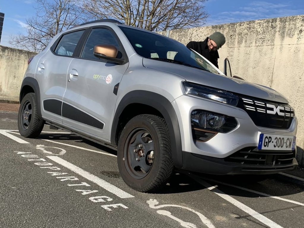 Depuis octobre 2024, le service autopartage d'Optymo propose des véhicules électriques. | ©Le Trois – Eva Chibane