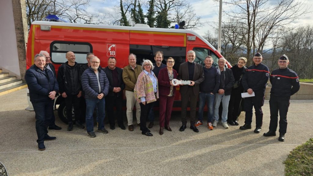 Les pompiers du Doubs ont fait le don d'une ambulance à l'association UKRaide, qui l'enverra à Kharkiv. | ©Sdis 25