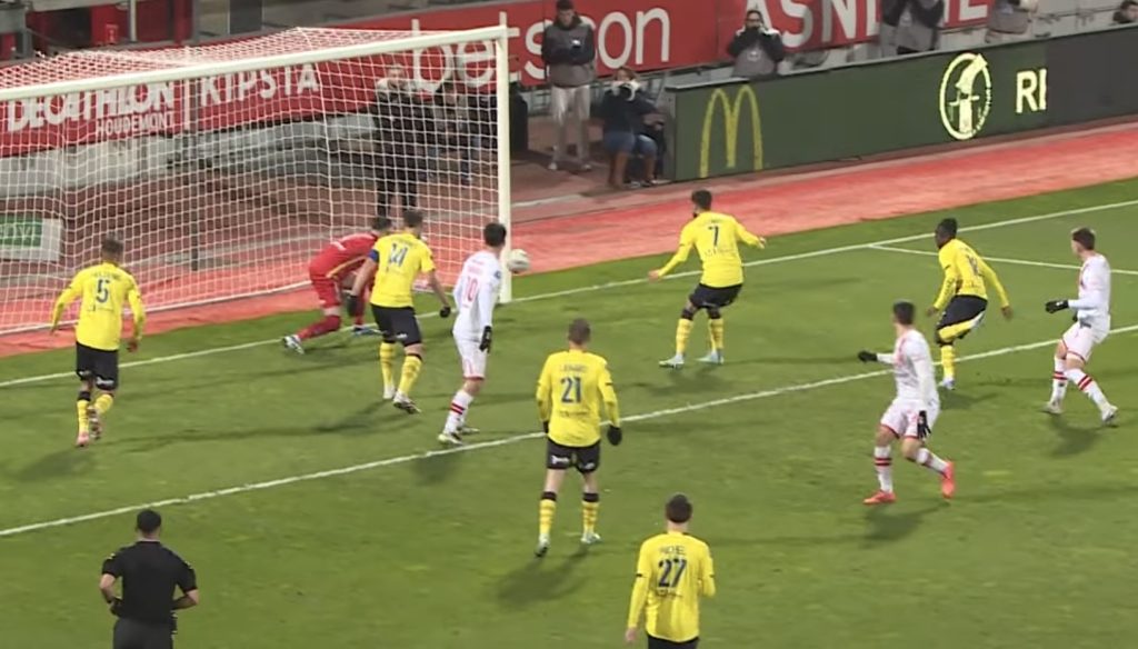 Le ballon rentrant lentement dans le but sochalien après la déviation malheureuse de Nassim Ouamou. | © FFFTV