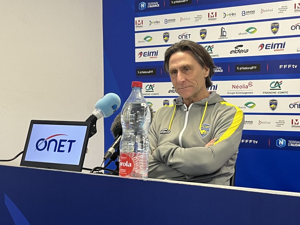 L'entraîneur Frédéric Bompard recherche sa première victoire à la tête du FCSM. | Le Trois - © Hugo Gueritaine.