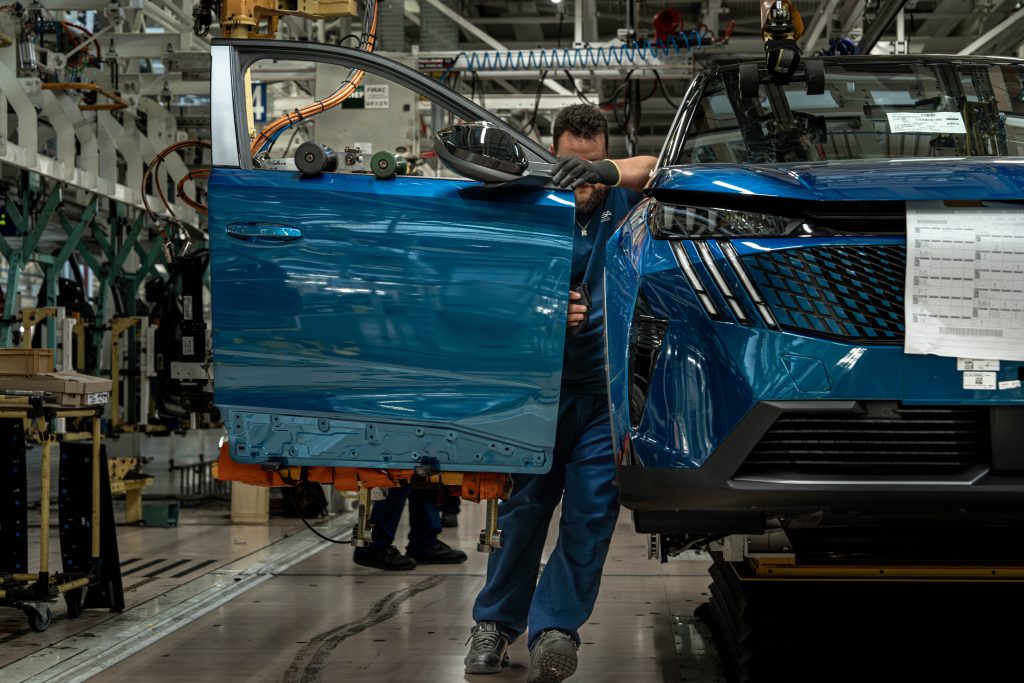 Montage du Peugeot e-3008, à l'usine Stellantis de Sochaux.
