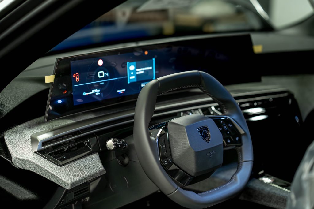 Habitacle de la Peugeot e-3008, à l'usine Stellantis de Sochaux.