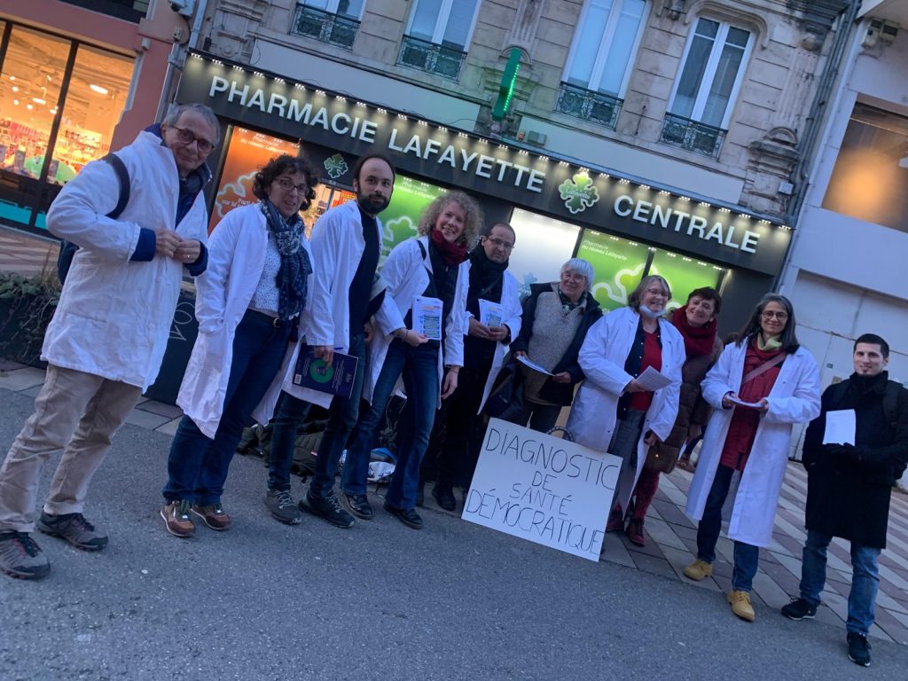  Des « professionnels de la santé démocratique » dépistent les idées d’extrême droite. | ©Le Trois - E.C. 