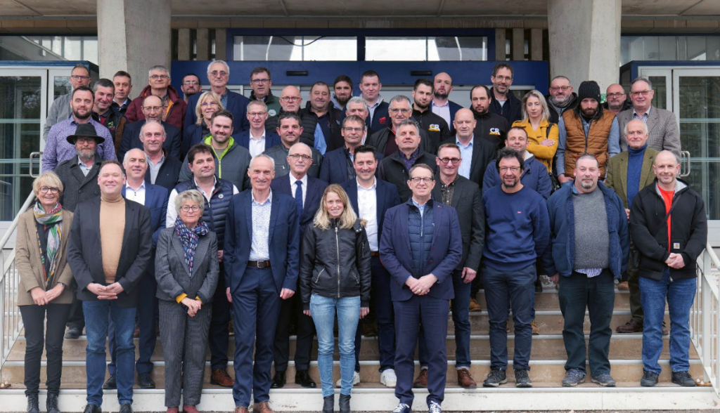 Le nouveau bureau de la chambre d'agriculture régionale. Vincent Lavier (costume bleu et blanc), se tient aux côtés de Marie-Guite Dufay, présidente de Région, au premier rang. | ©Chambre d'agriculture 
