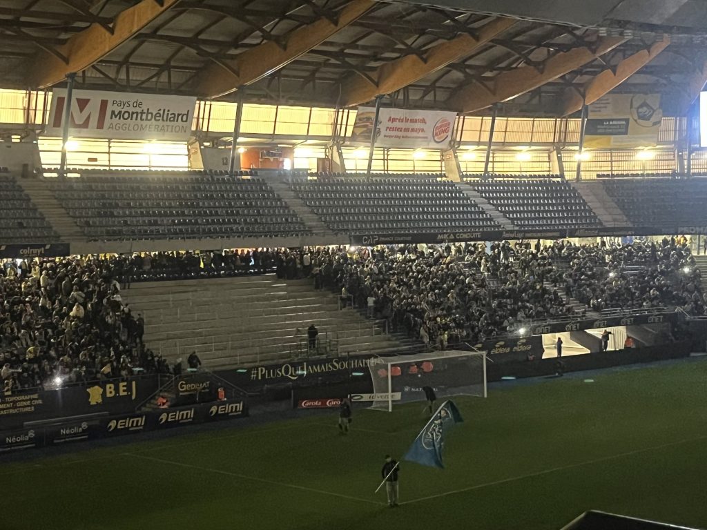 La Tribune Nord Sochaux désertée par ses supporters pendant le match contre Nîmes. | Le Trois - © Hugo Gueritaine.