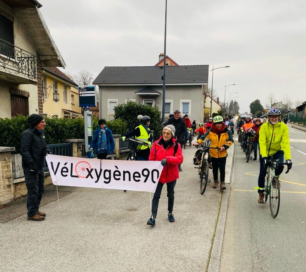 L'association Veloxygène 90 a manifesté contre le projet de rond-point au croisement des rues de la Libération et François-Mitterrand, le 15 mars à Bavilliers. | ©Veloxygène 90
