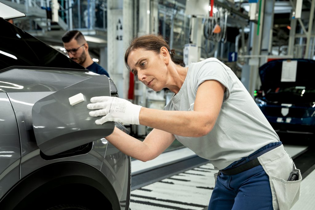 Montage d'un Peugeot e-3008 à l'usine Stellantis de Sochaux.
