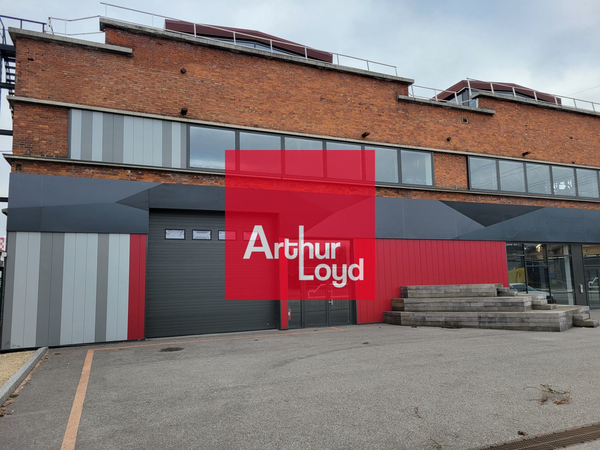 Bâtiment d&rsquo;activité de 5 000m2, pouvant être divisible en pl