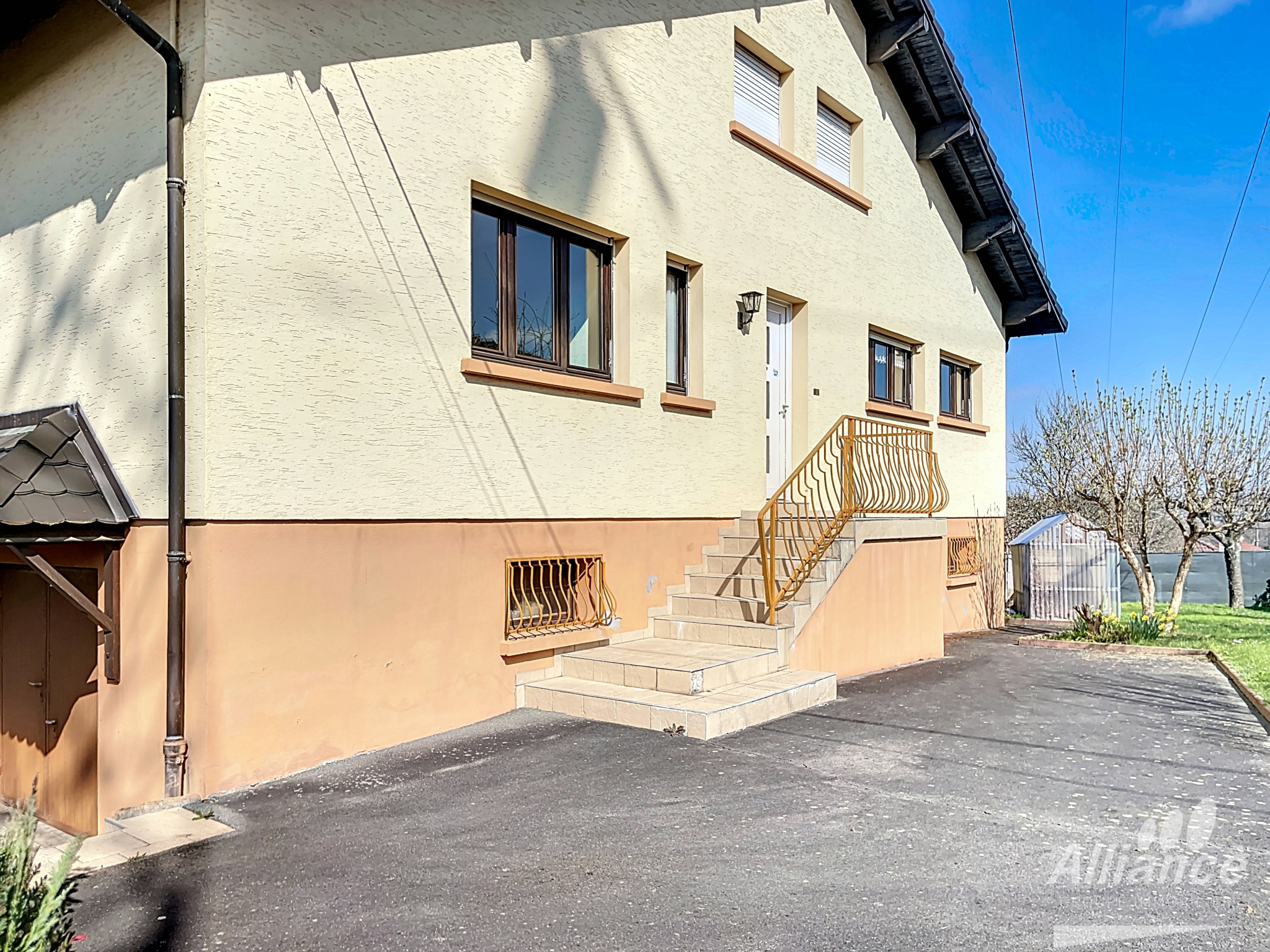 Maison avec terrasse 4 pièces et 8 ares de terrain