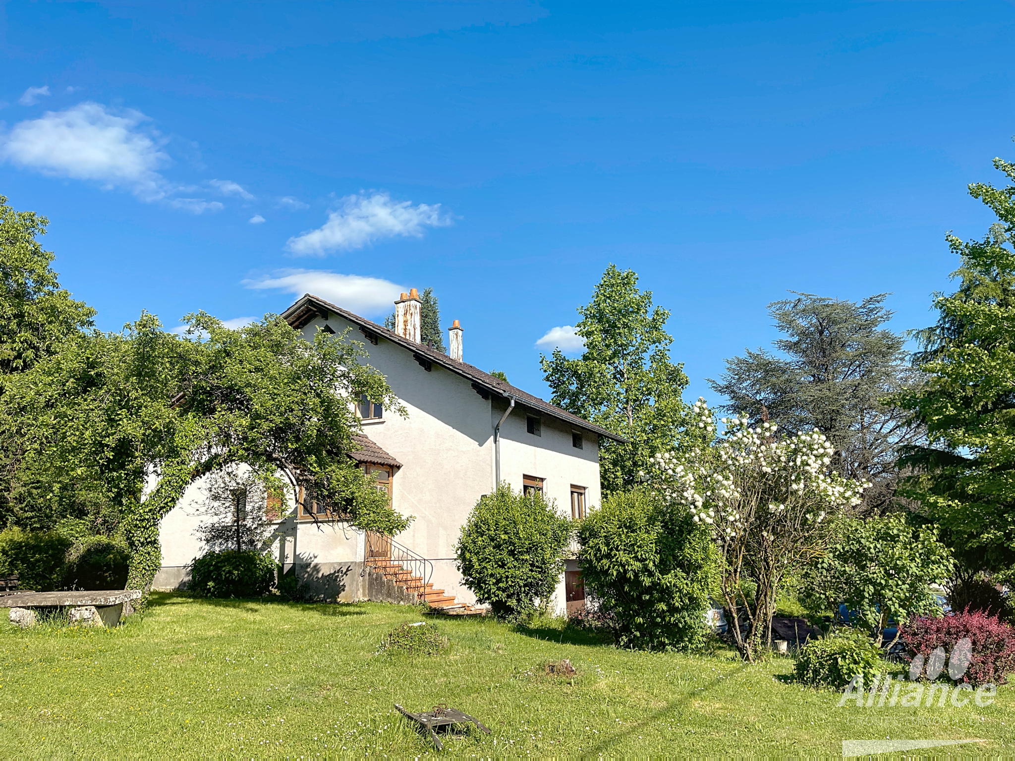 Maison avec 4 chambres sur un terrain de 22 ares.