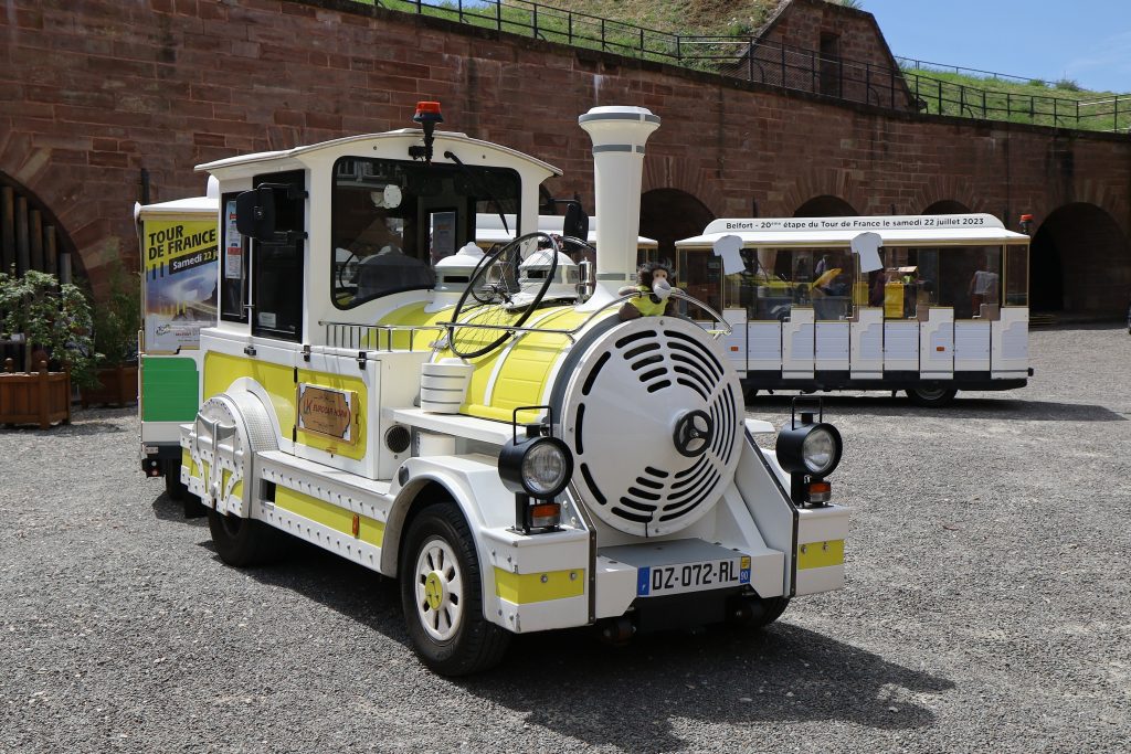 Le train touristique de Belfort permet de découvrir le patrimoine de la cité du Lion pendant une heure.