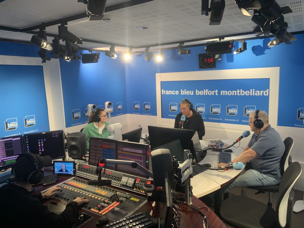 Studio de la station de radio Ici Belfort-Montbéliard. | ©Le Trois – Thibault Quartier 