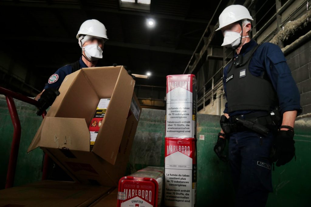 La douane a fait détruire 900 kilos de tabac et cigarettes de contrebande, 3 000 articles de contrefaçons, 171 kilos de produits dangereux pour la santé. | ©Emmanuel Clevenot 