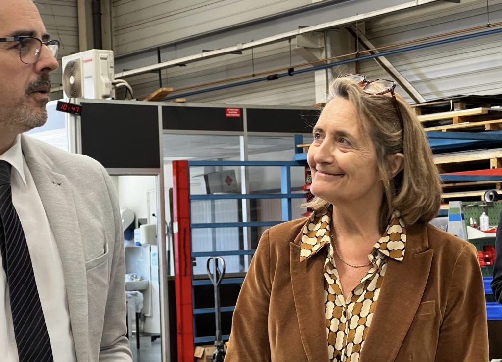 Sophie Primas, ministre déléguée, porte-parole du gouvernement, a visité MGR Monnier Énergies, à Chaux, ce vendredi 16 mai. | ici Belfort-Montbéliard – Nicolas Joly