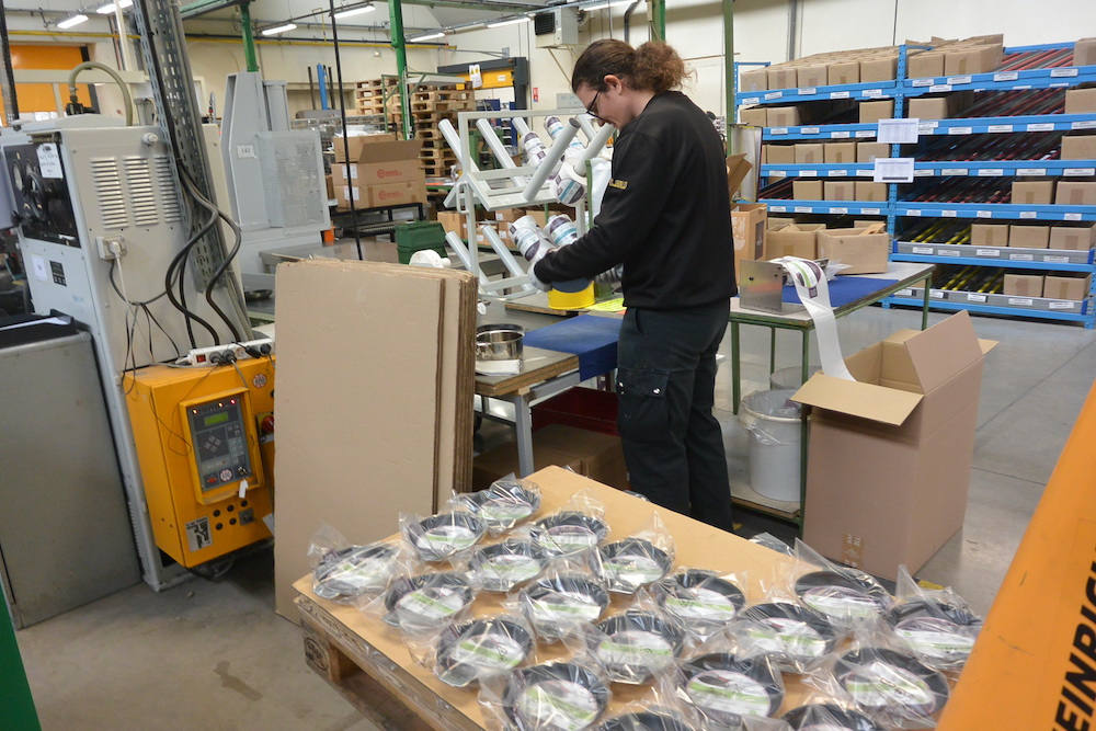 Ligne de production de l'usine d'ustensile de cuisine haut de gamme Cristel, à Fesches-le-Chatel.