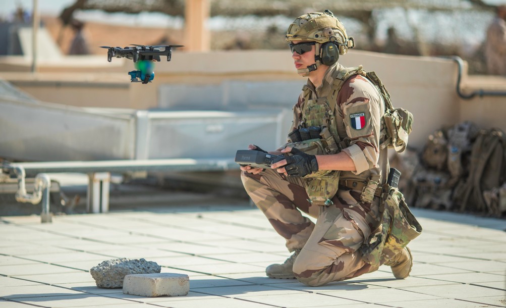 Décollage d'un drone de combat équipé d'un système de largage de grenade, lors d'un exercice du 35e régiment d'infanterie de Belfort, aux Émirats arabes unis, en avril 2025. | ©35e RI