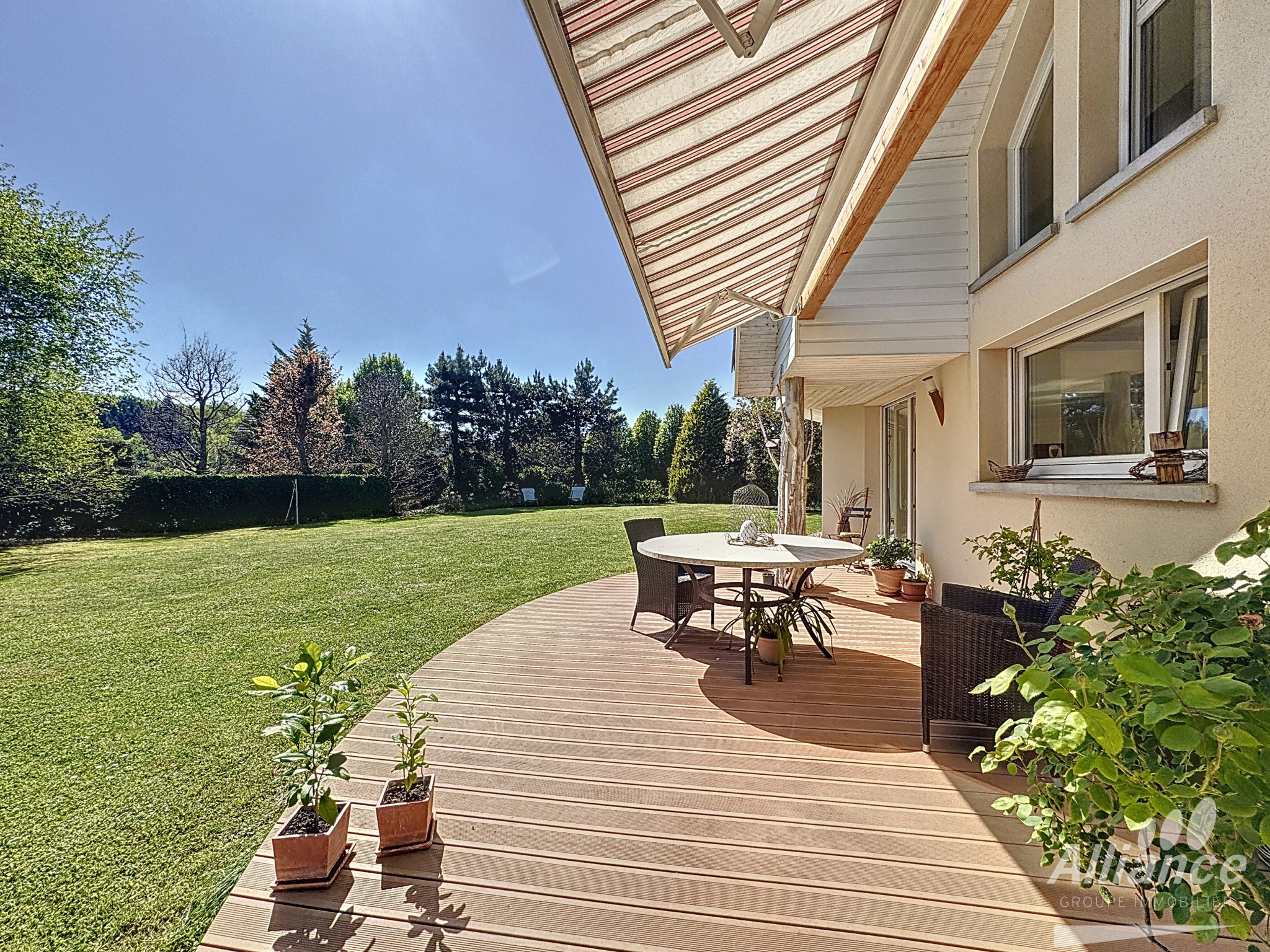 Maison d&rsquo;architecte d&rsquo;environ 160 m2 en plein coeur de la Val