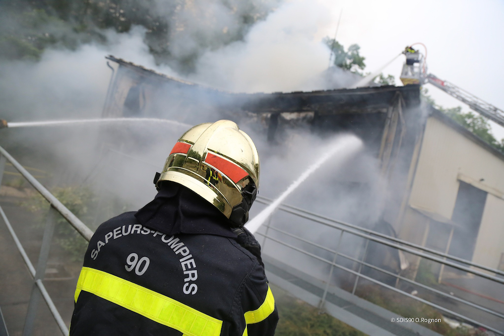 Les pompiers de Belfort luttent contre un incendie à Lepuix, le 3 juillet 2024.