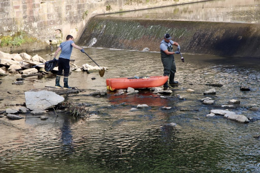 Des étudiants de l'Esta ont mené une opération de nettoyage de la Savoureuse après le Fimu. | ©Constance Voisin