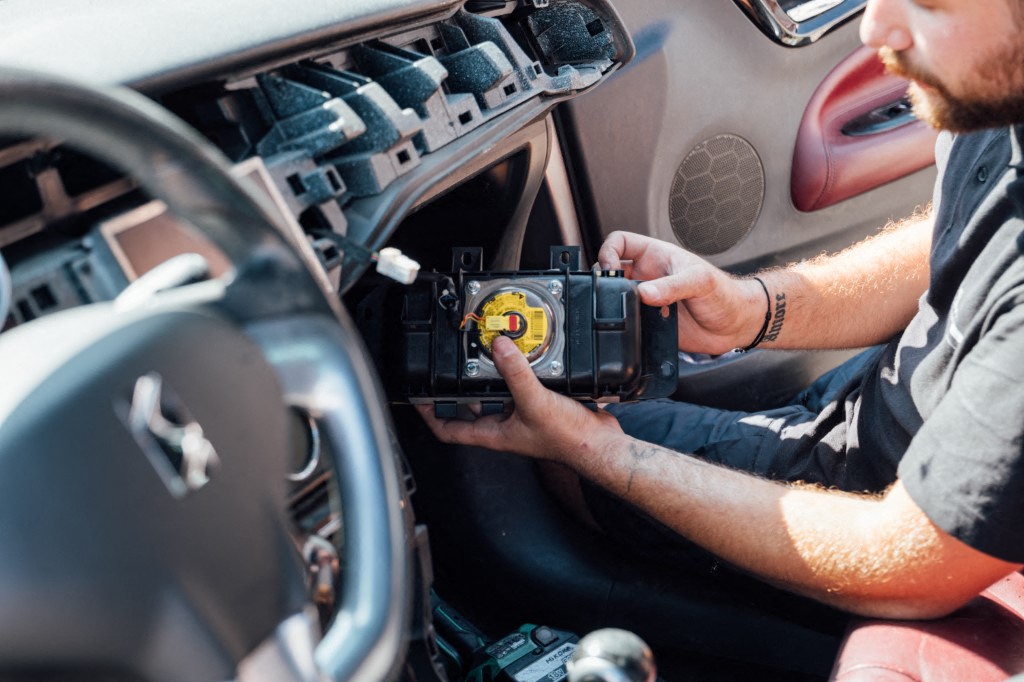 Opération de remplacement d'un airbag Takata, en juillet 2024, à Vitrolles, sur une DS3.