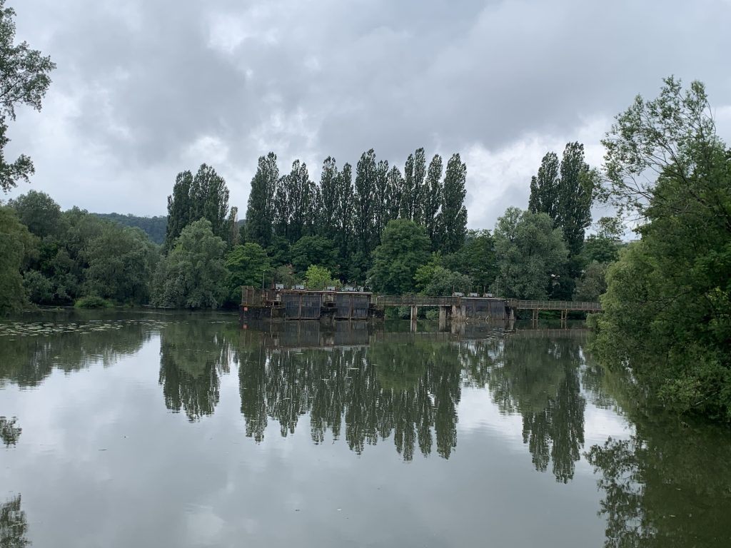 Le barrage des Neufs Moulins, vu de la passerelle de l'Allan. | ©Le Trois - E.C. 