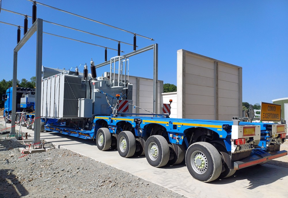 Livraison d'un transformateur au poste source express d'Enedis, à Lachapelle-sous-Rougemont, le 25 juin 2025.